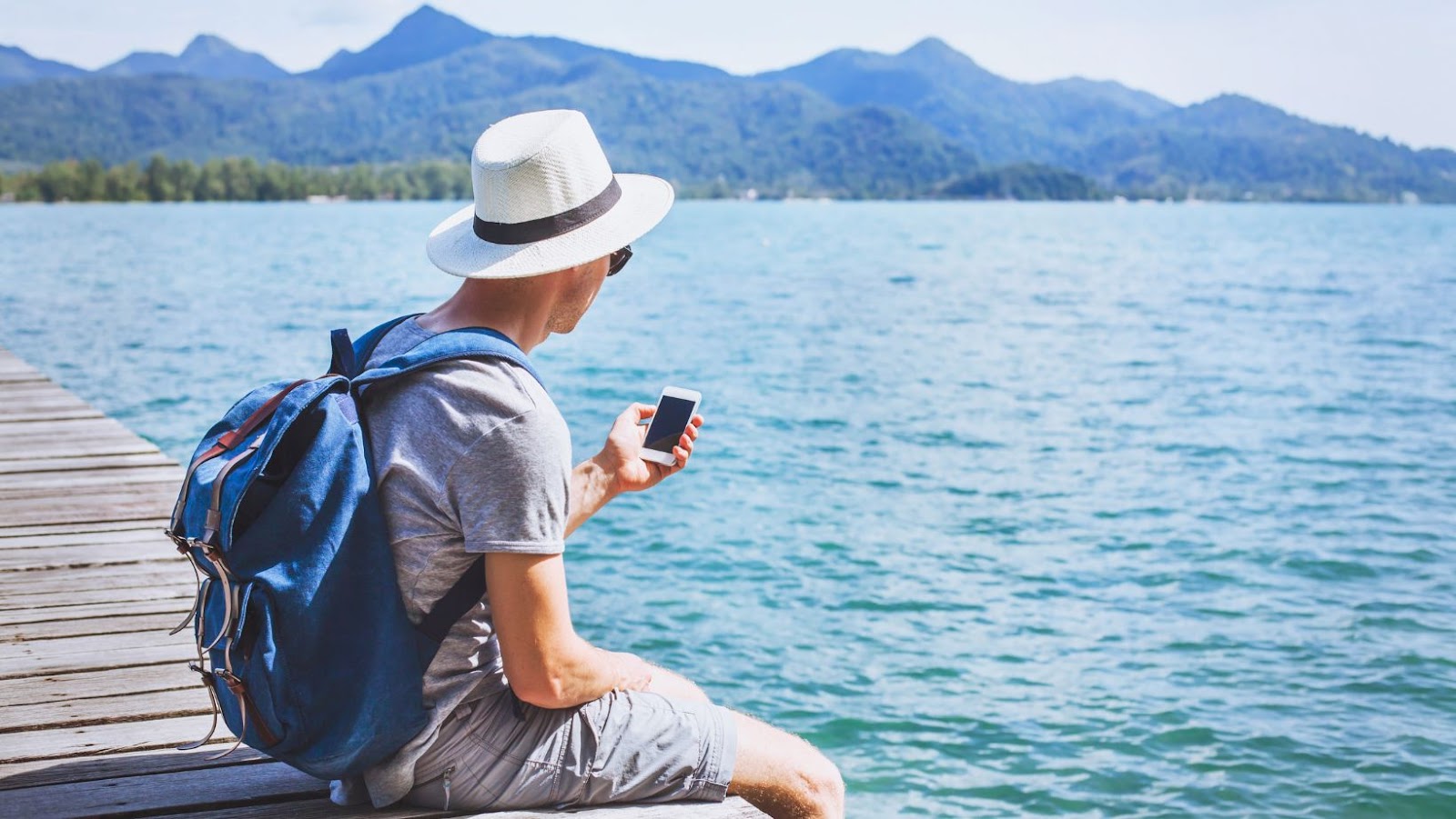 Read more about the article The Pros and Cons of Traveling Overseas with a Mobile Phone